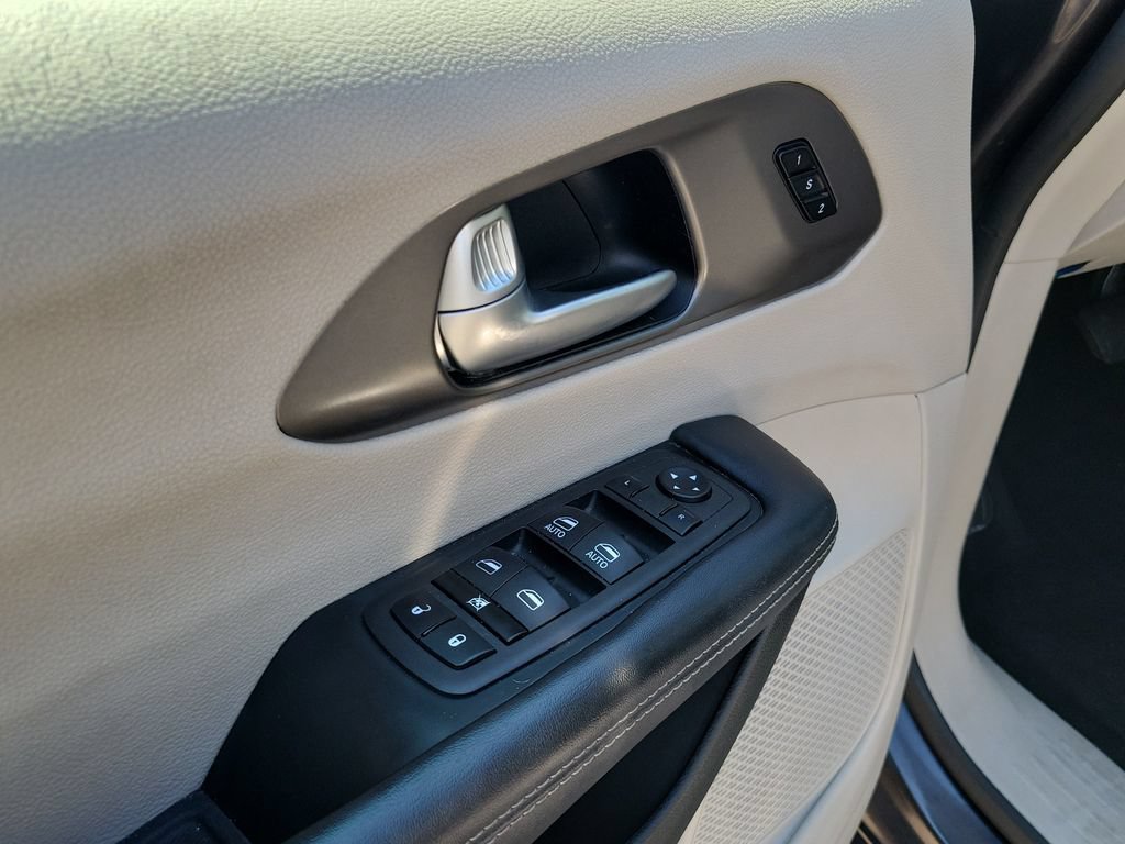 Used 2023 Chrysler Pacifica Touring-L FWD image 21