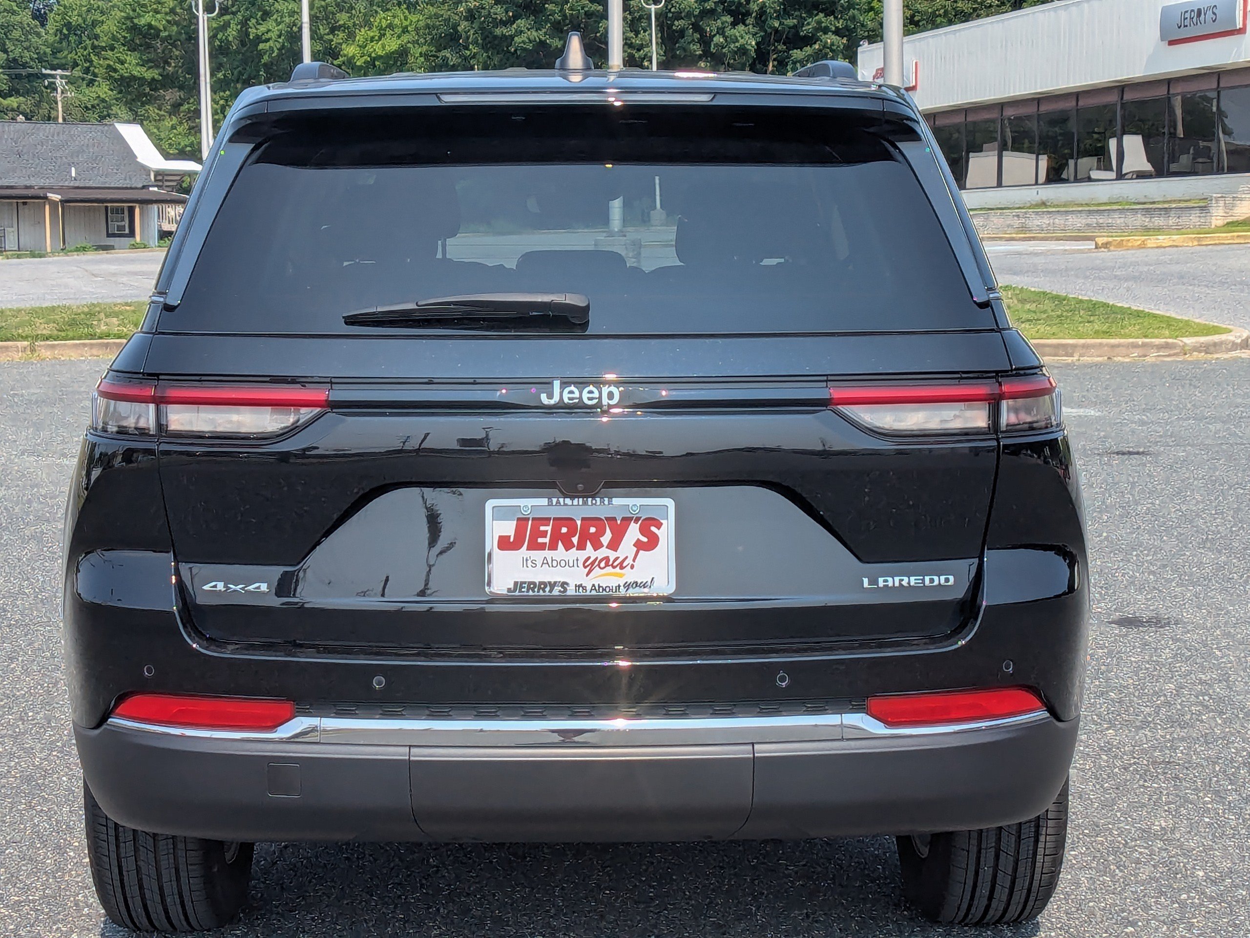 Used 2023 Jeep Grand Cherokee Laredo AWD/4WD image 7