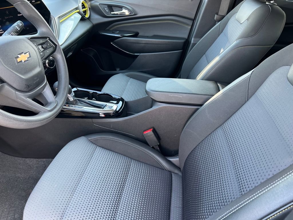 Used 2025 Chevrolet Trax LT image 9