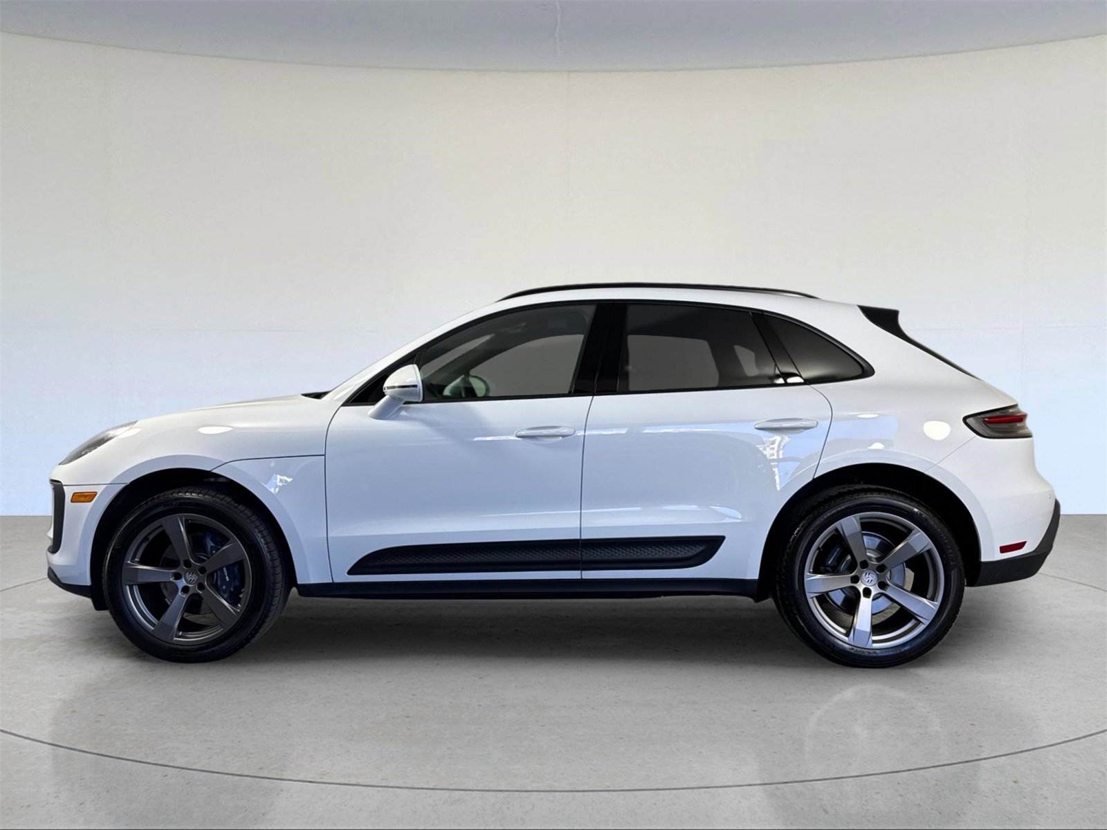 Used 2025 Porsche Macan image 2