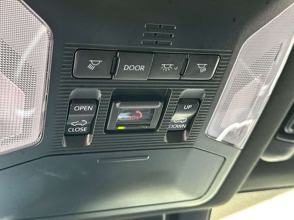 Used 2022 Toyota RAV4 SE w/ Weather & Moonroof Package image 33