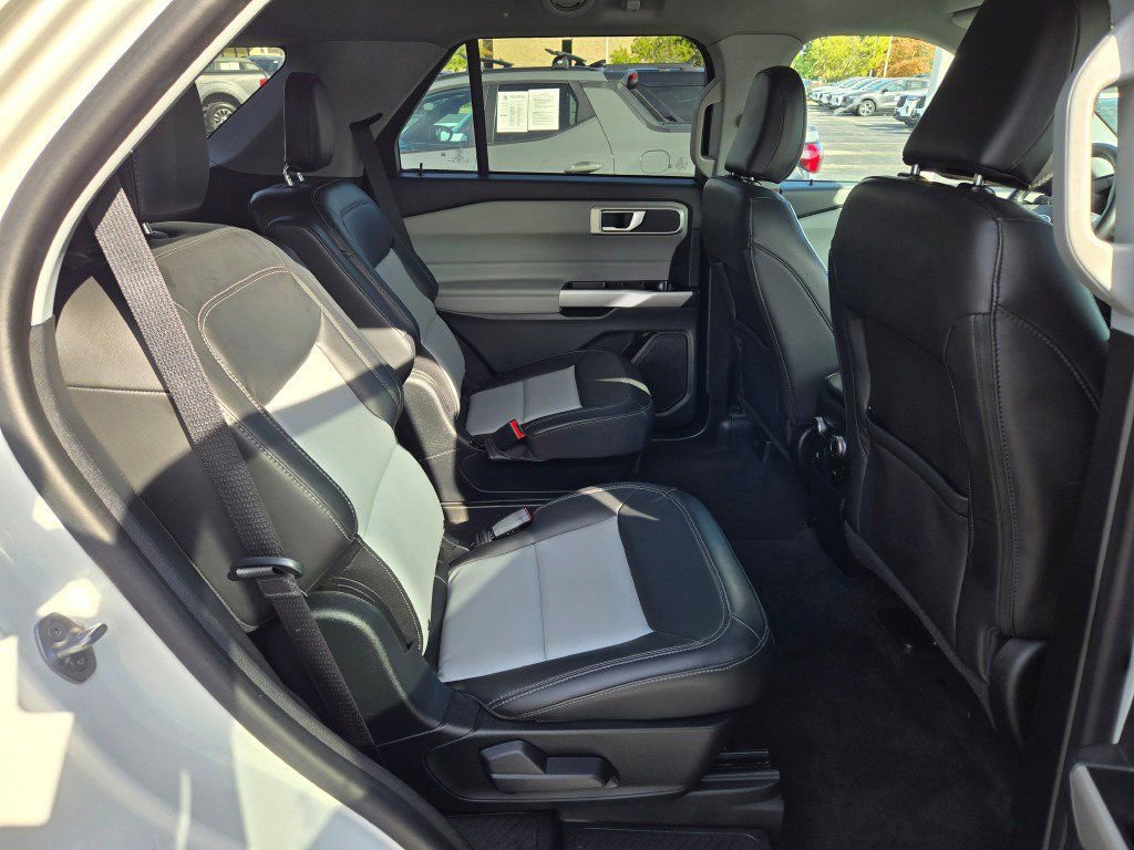 Used 2022 Ford Explorer XLT w/ Equipment Group 202A AWD/4WD image 9