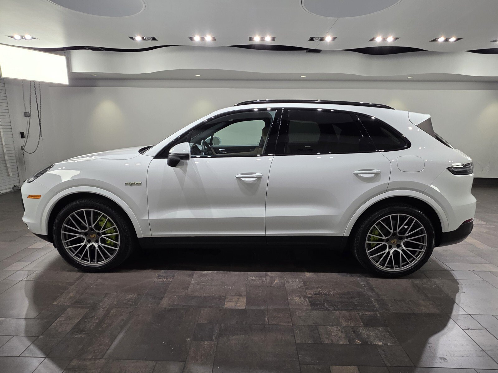 Used 2023 Porsche Cayenne Platinum Edition AWD/4WD image 3