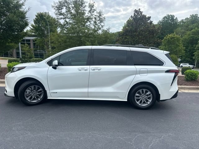 Used 2021 Toyota Sienna XLE w/ XLE Plus Package FWD image 1