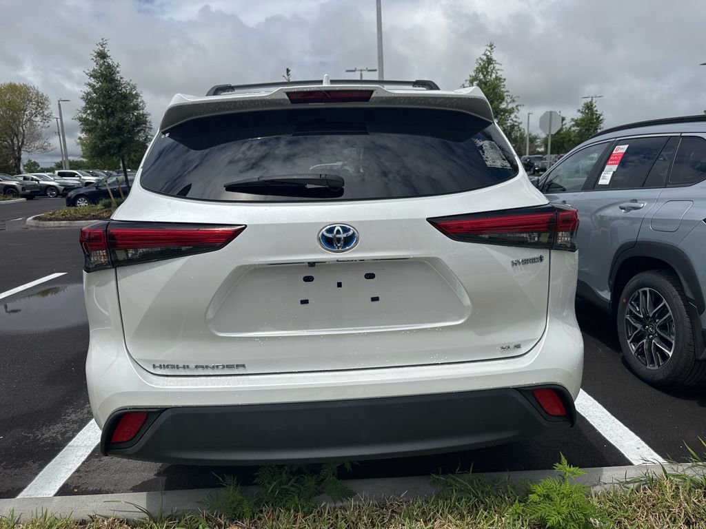 Used 2023 Toyota Highlander XLE AWD/4WD image 4