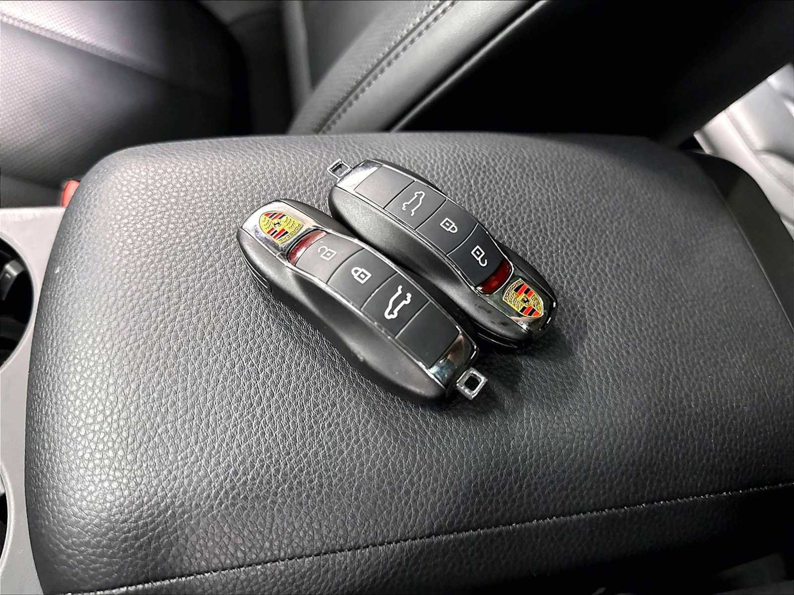 Used 2026 Porsche Macan AWD/4WD image 36