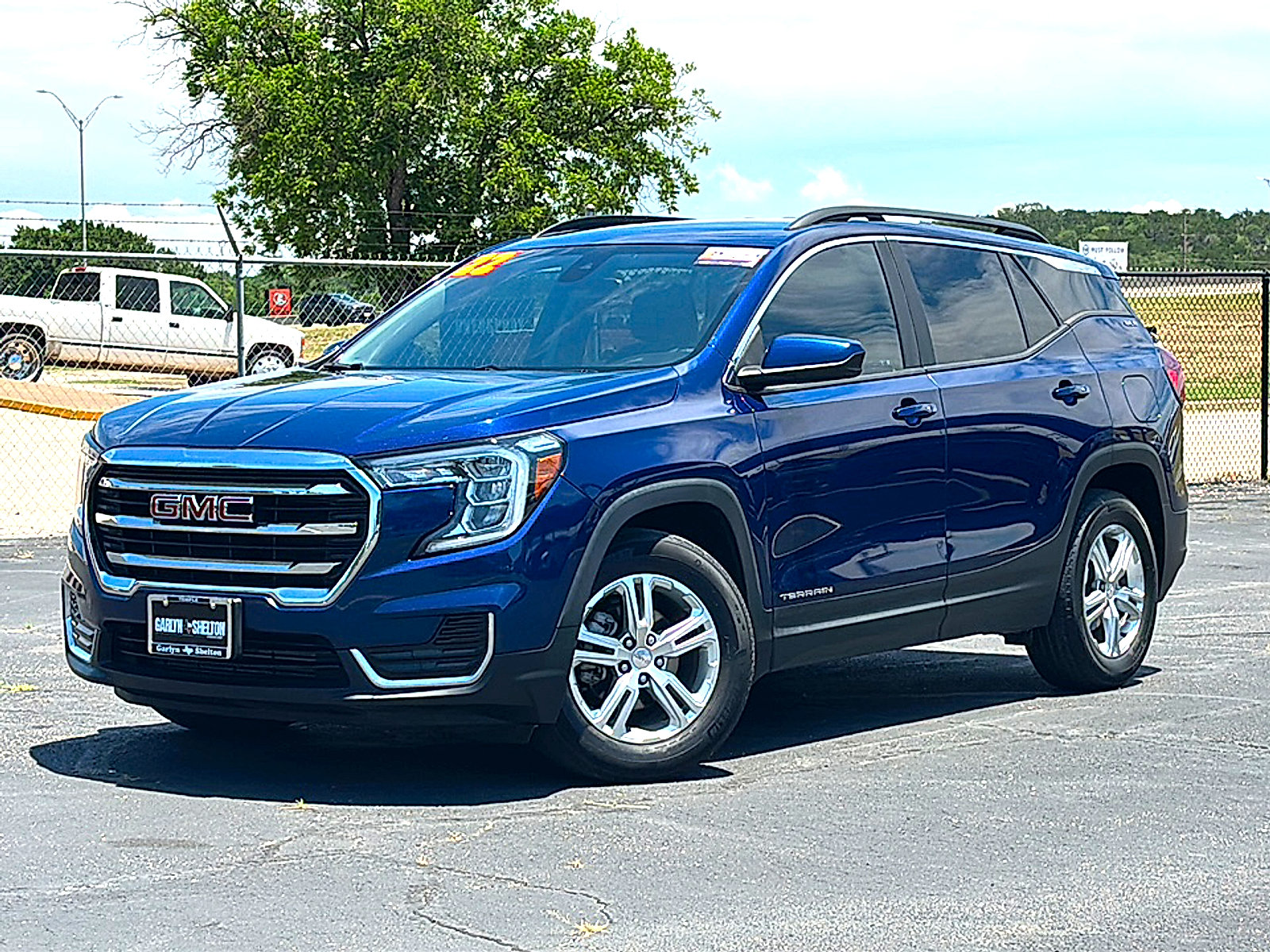 Used 2022 GMC Terrain SLE w/ Driver Convenience Package FWD image 2