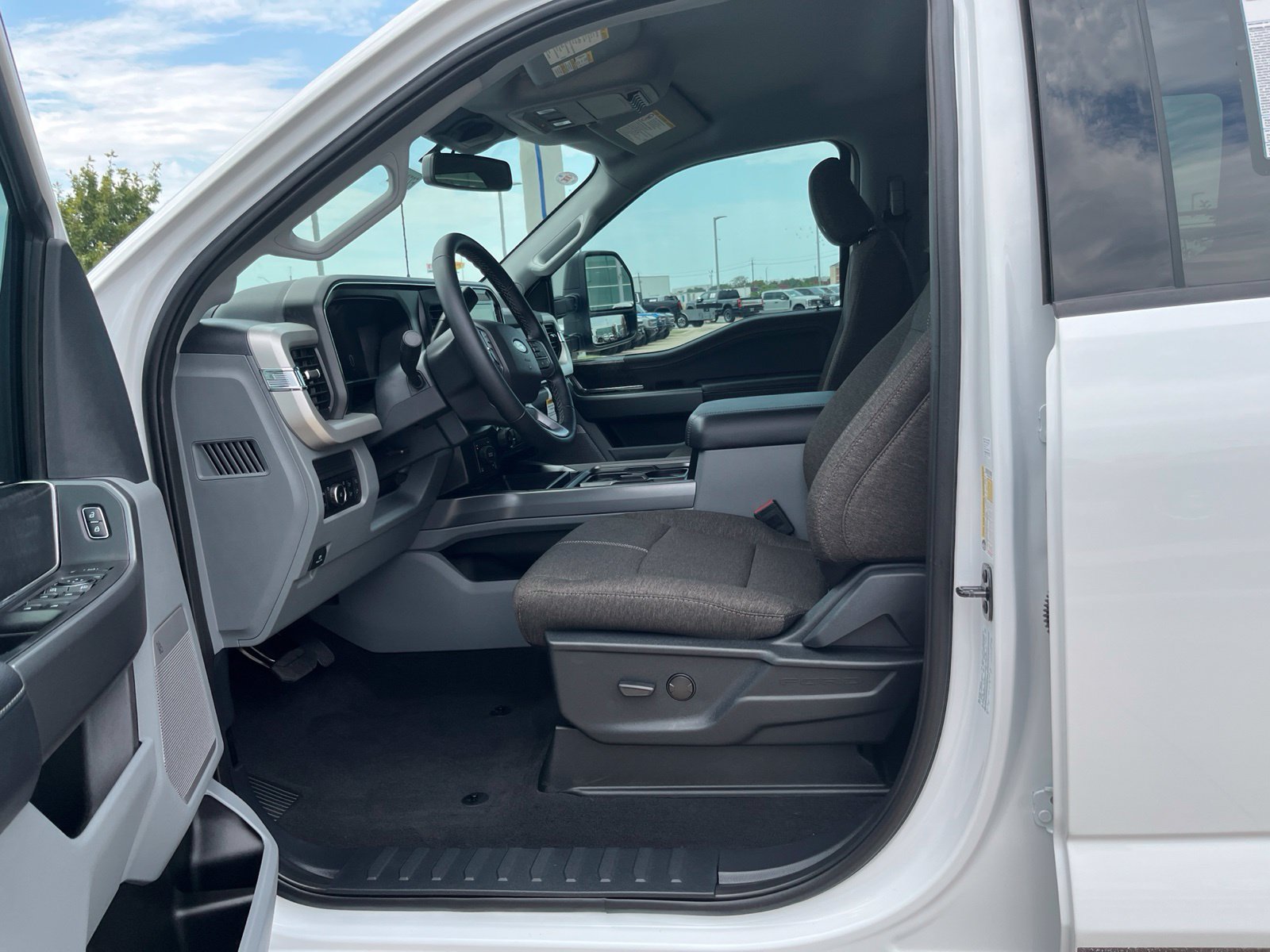 New 2027 Ford F250 XLT w/ XLT Premium Package AWD/4WD image 14