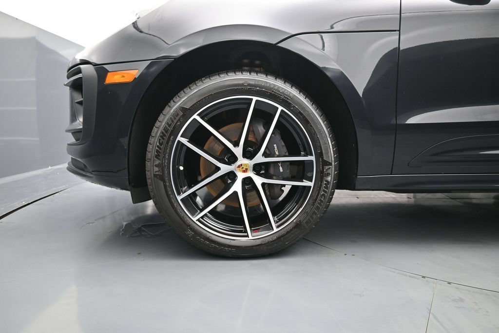 Certified 2025 Porsche Macan AWD/4WD image 4