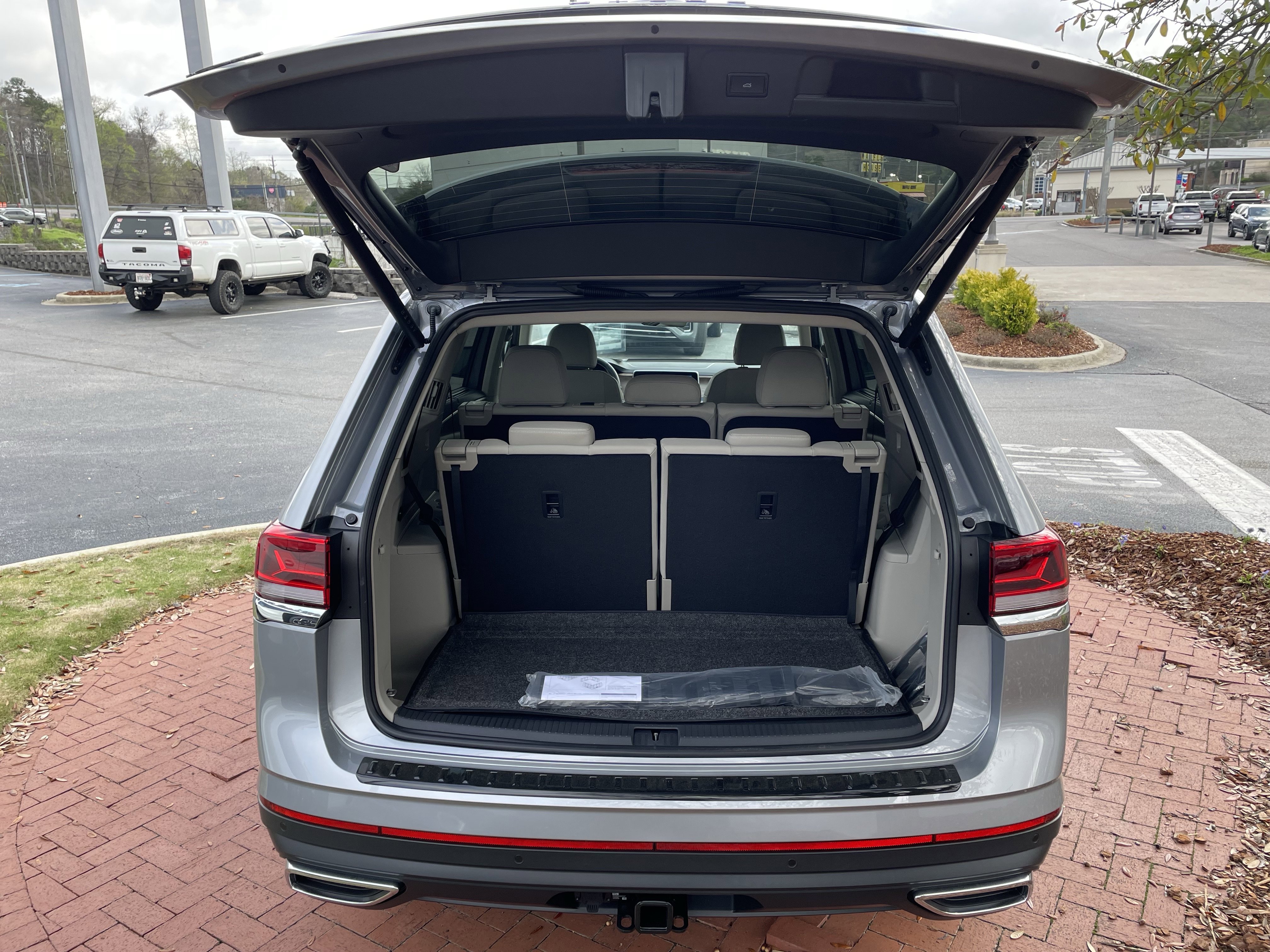 New 2026 Volkswagen Atlas SE image 9