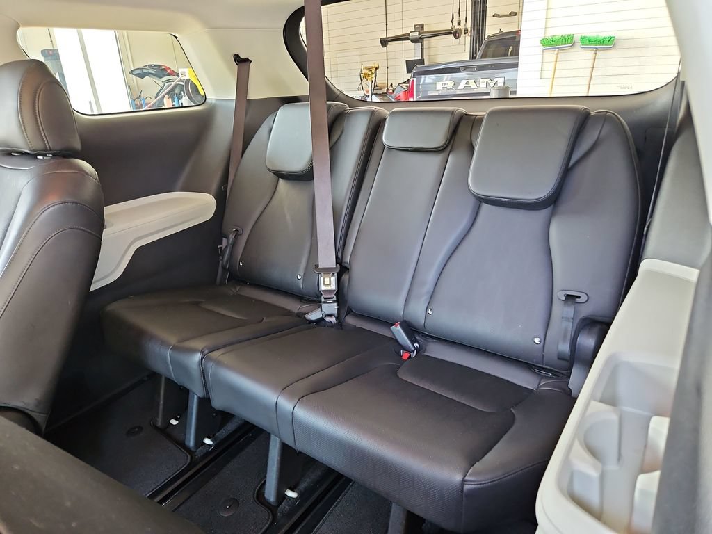 Used 2024 Kia Carnival LX FWD image 29