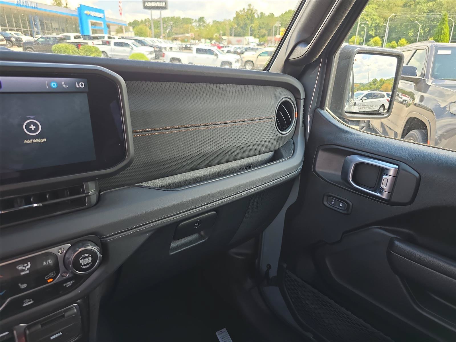 Used 2024 Jeep Gladiator Mojave w/ Technology Group AWD/4WD image 24