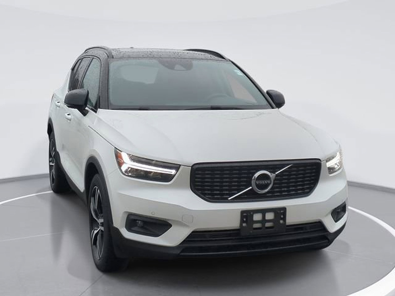 Used 2021 Volvo XC40 T5 R-Design image 2