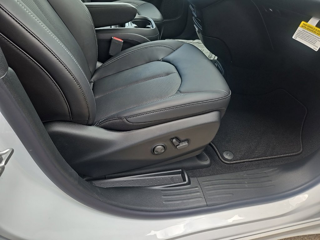 New 2027 Chrysler Pacifica Select w/ Family Tech Group FWD image 80