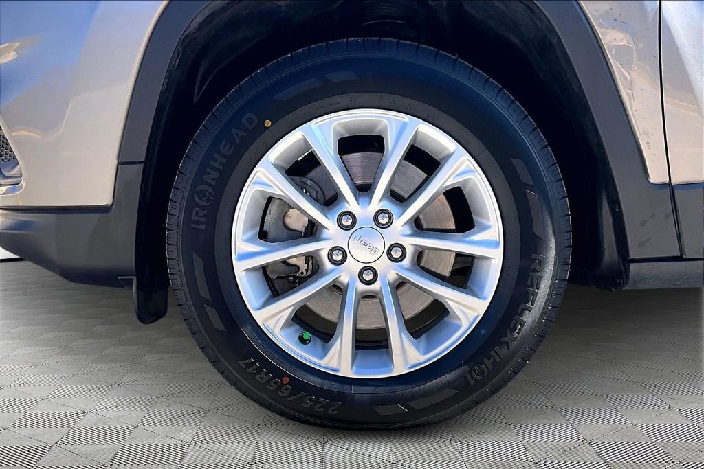 Used 2019 Jeep Cherokee Latitude w/ Cold Weather Group image 9