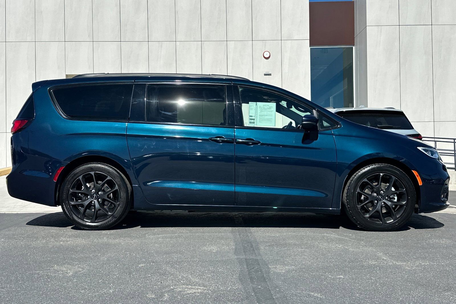 Used 2022 Chrysler Pacifica Touring-L w/ S Appearance Package image 2