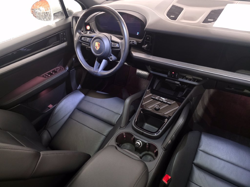 Used 2024 Porsche Cayenne w/ Premium Package AWD/4WD image 17