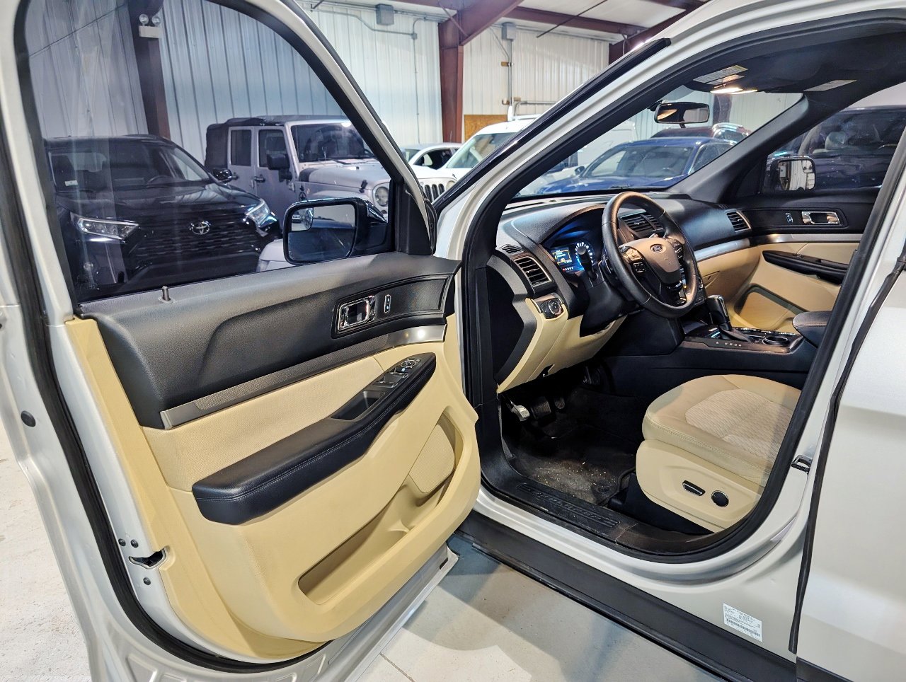 Used 2017 Ford Explorer FWD image 14