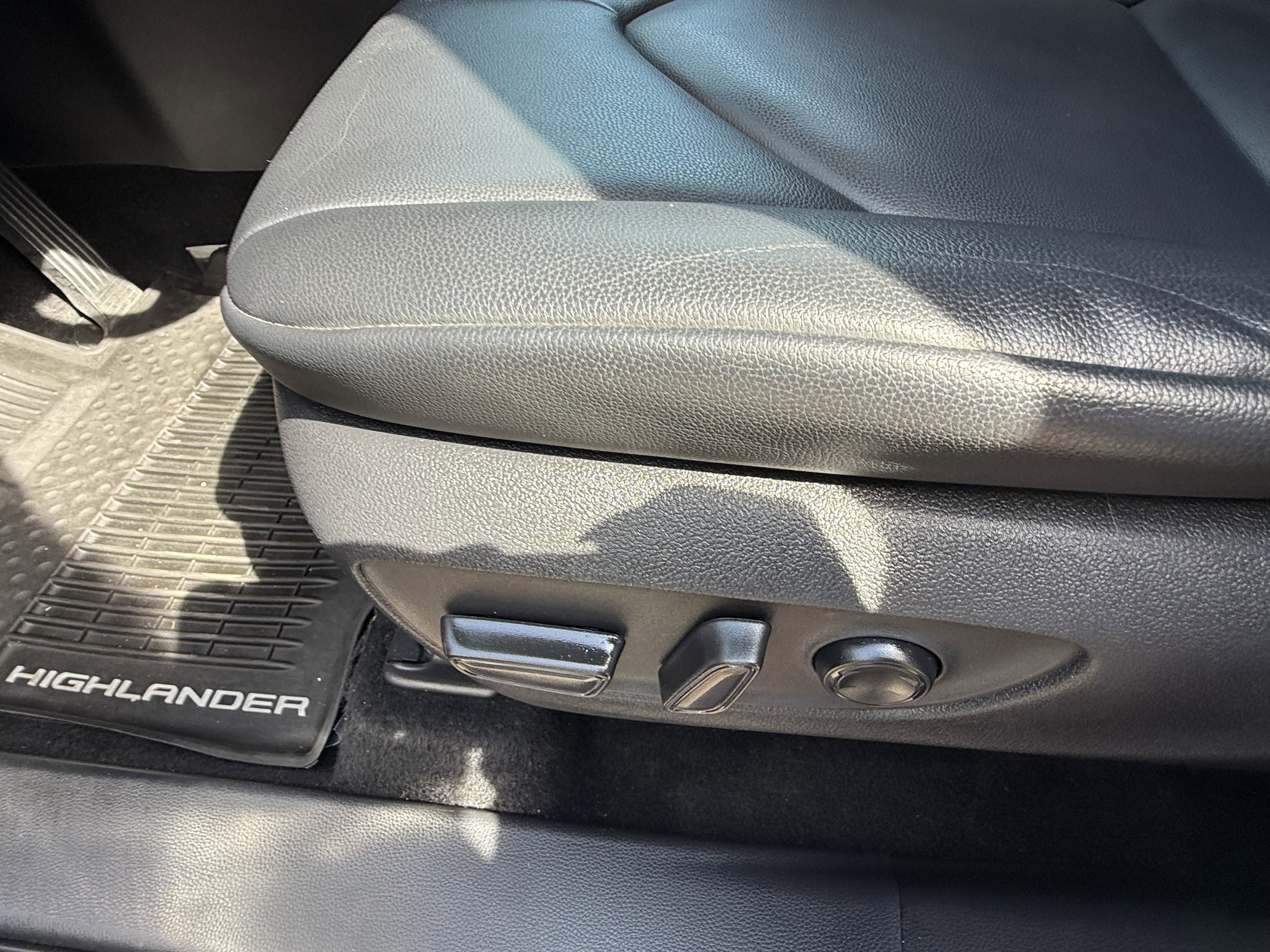 Used 2020 Toyota Highlander XLE image 19