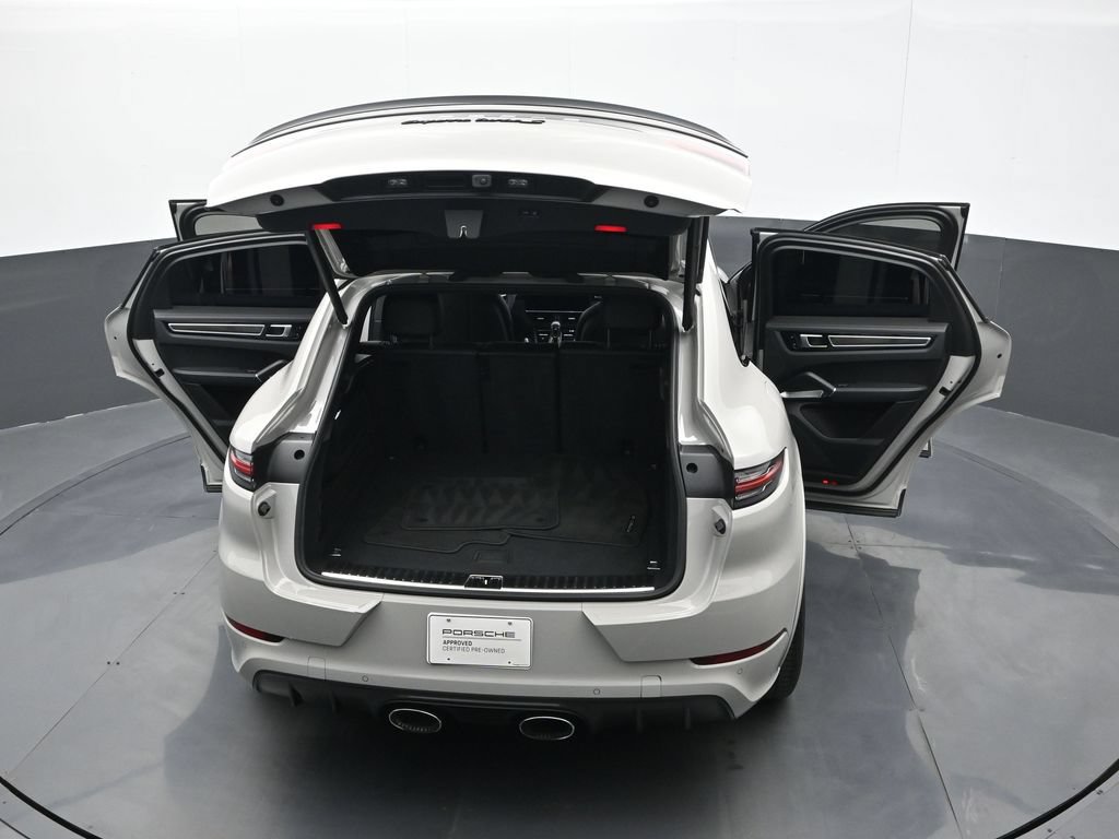 Certified 2021 Porsche Cayenne Turbo S w/ Lightweight Sport Package AWD/4WD image 28