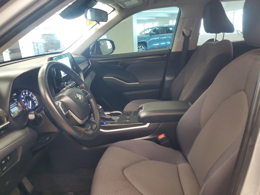 Used 2024 Toyota Highlander LE image 16