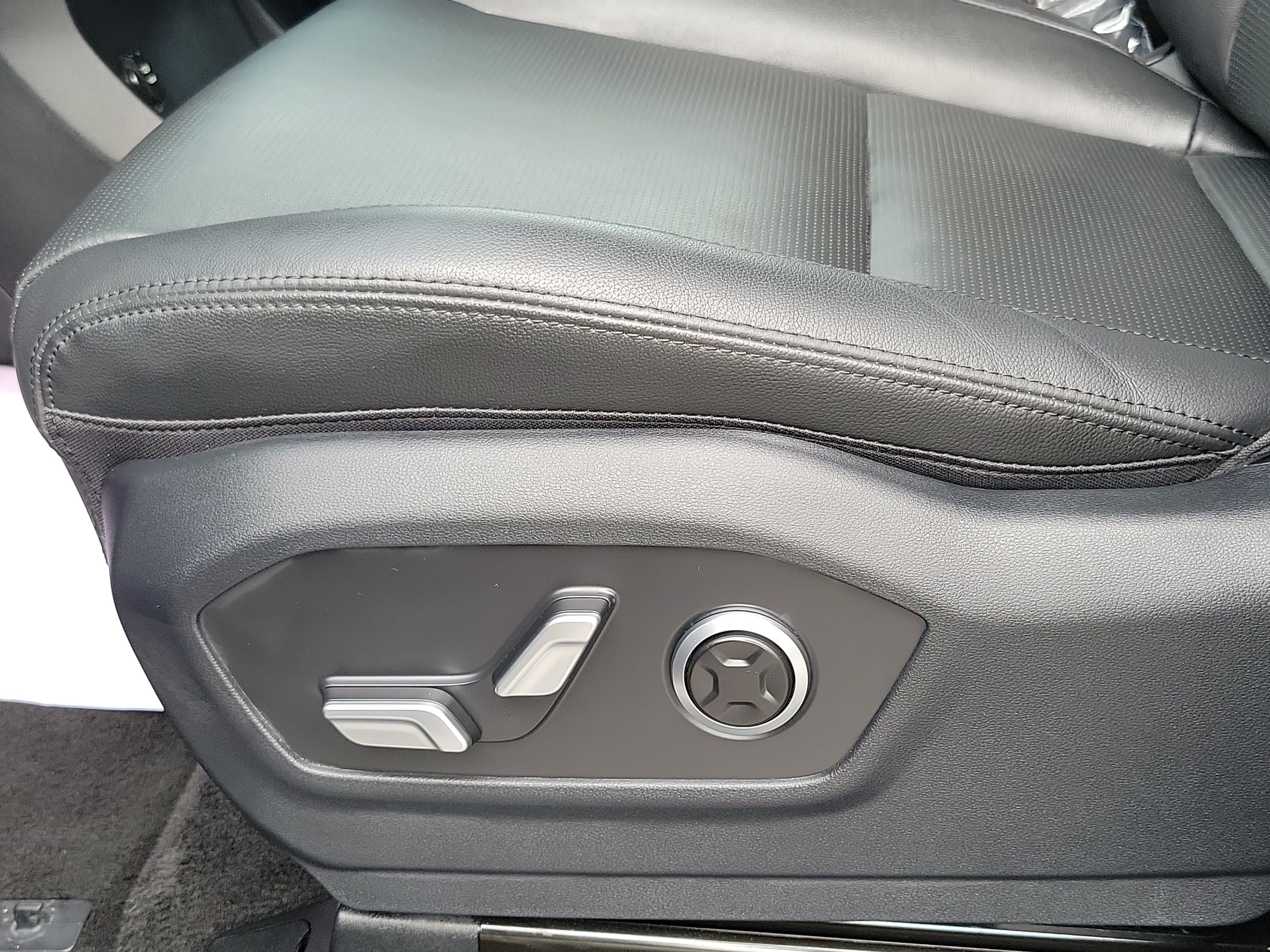 Certified 2025 Hyundai Santa Fe Limited AWD/4WD image 18