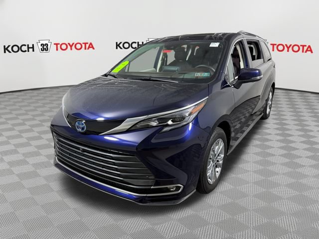 Used 2024 Toyota Sienna Platinum AWD/4WD image 3
