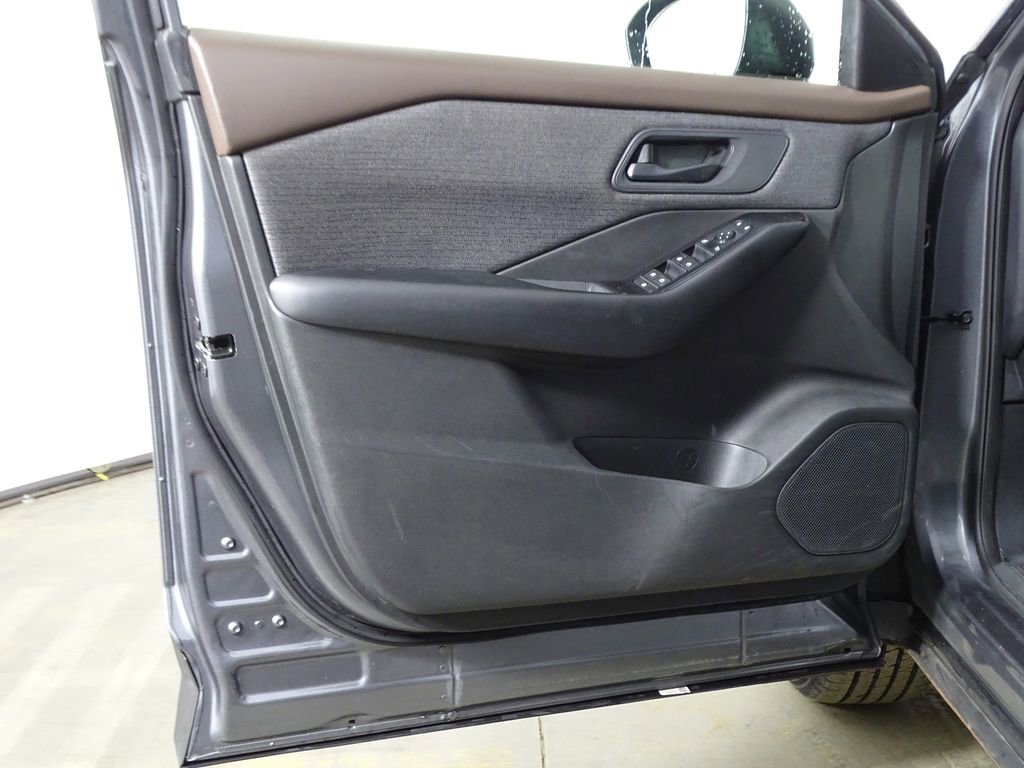 Used 2023 Nissan Rogue S image 16