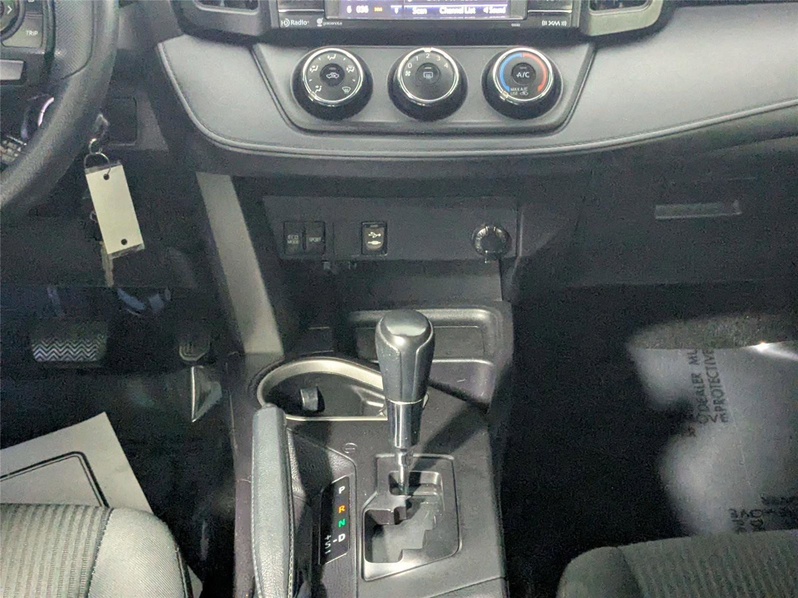 Used 2018 Toyota RAV4 LE image 31