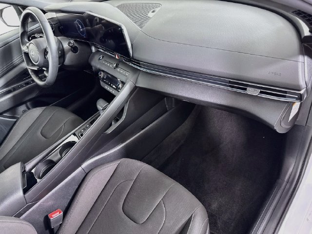 Certified 2025 Hyundai Elantra SEL FWD image 29
