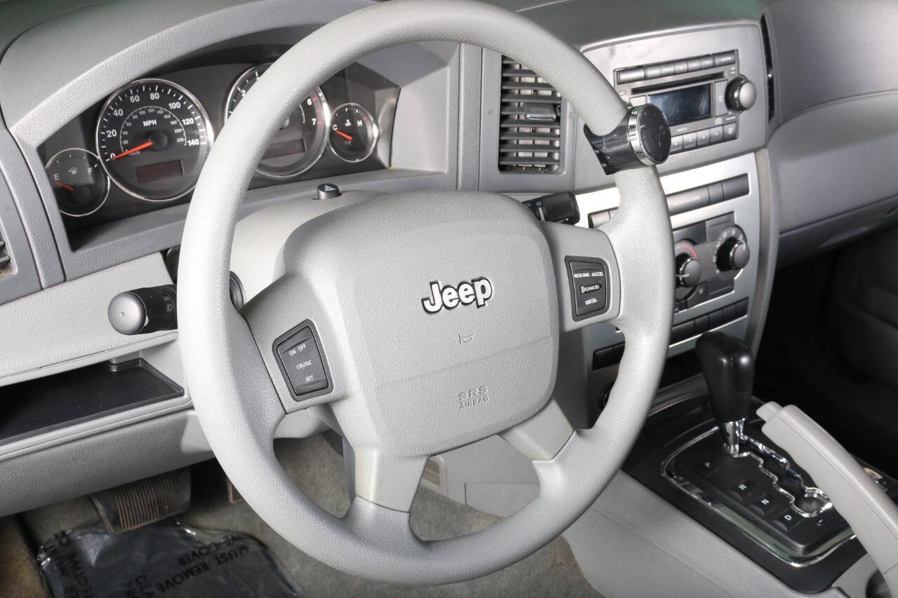 Used 2007 Jeep Grand Cherokee Laredo AWD/4WD image 2