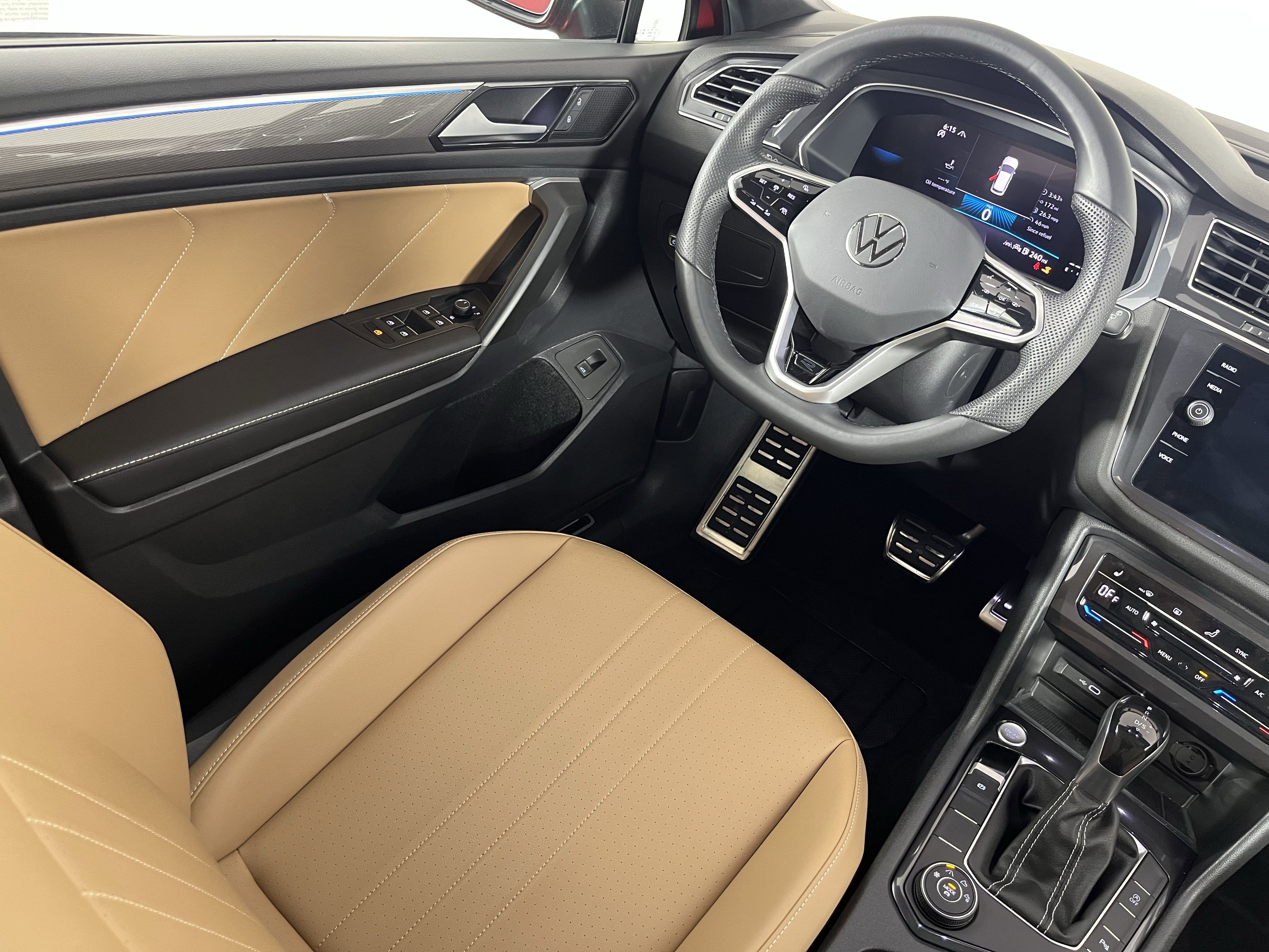Certified 2024 Volkswagen Tiguan SE R-Line image 9