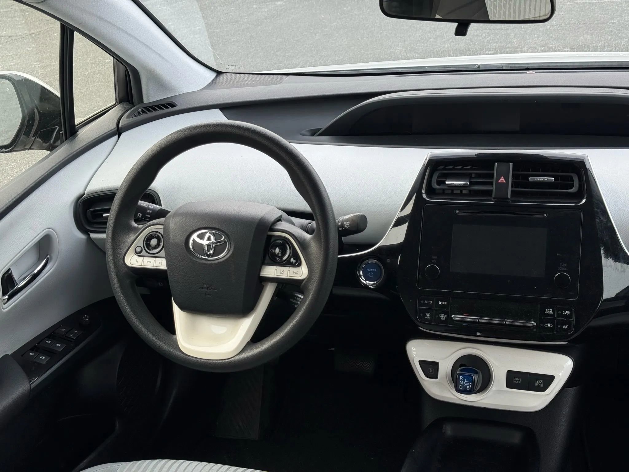 Used 2018 Toyota Prius Two image 28