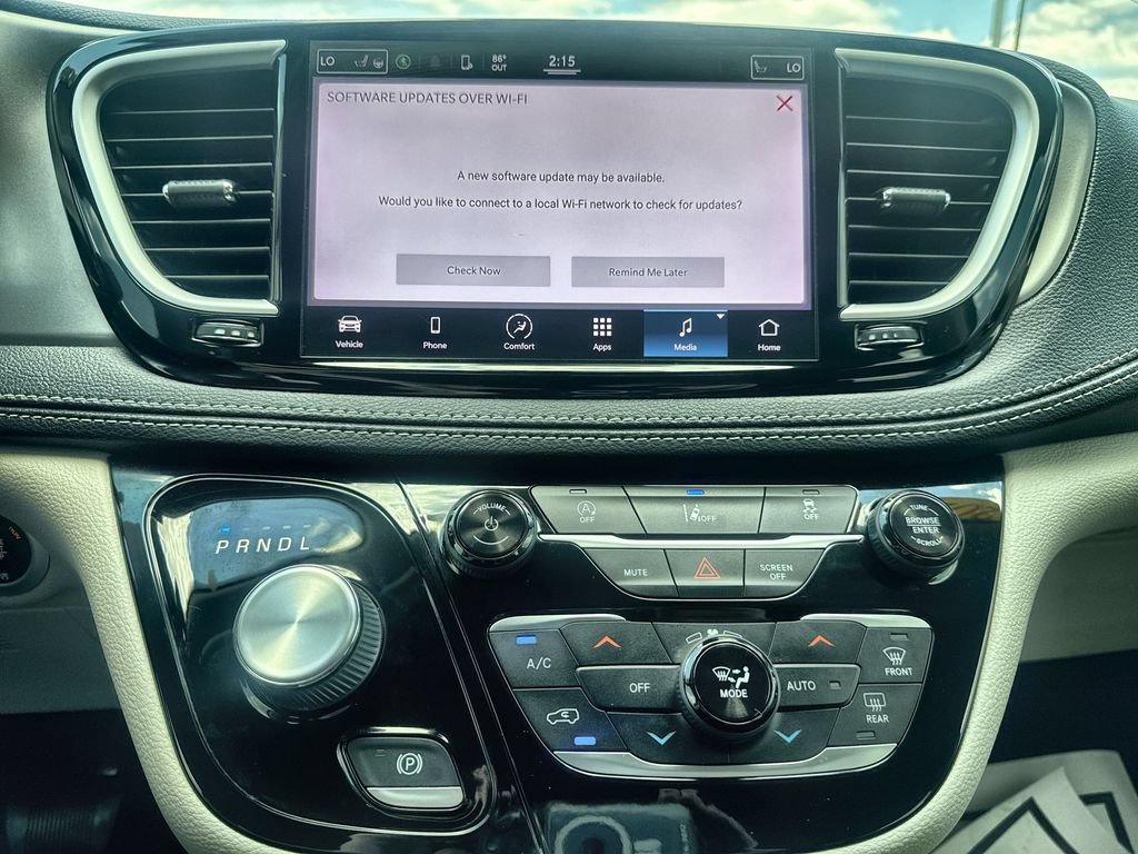 Used 2022 Chrysler Pacifica Touring-L FWD image 16