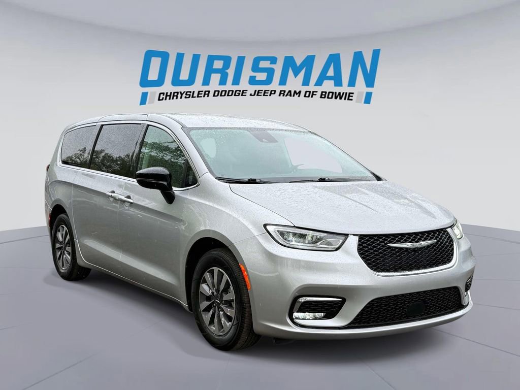 Used 2024 Chrysler Pacifica Select