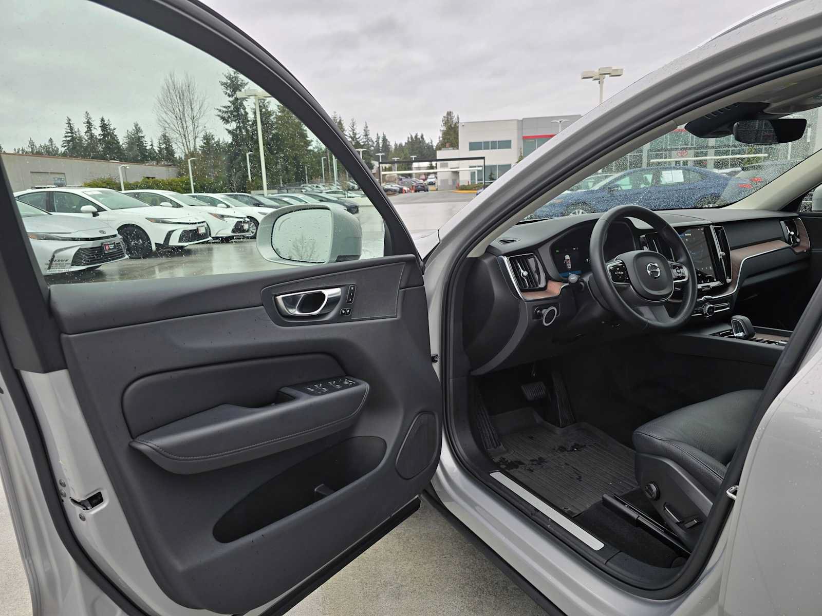 Used 2023 Volvo XC60 B5 Plus w/ Climate Package AWD/4WD image 19
