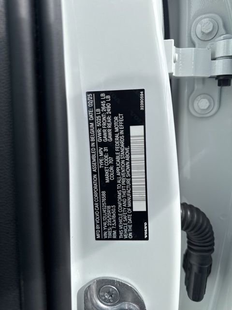 Certified 2025 Volvo XC40 B5 Core image 27