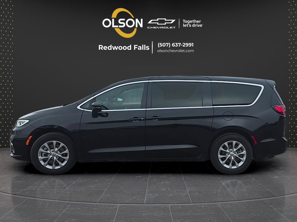 Used 2025 Chrysler Pacifica Select AWD/4WD image 3