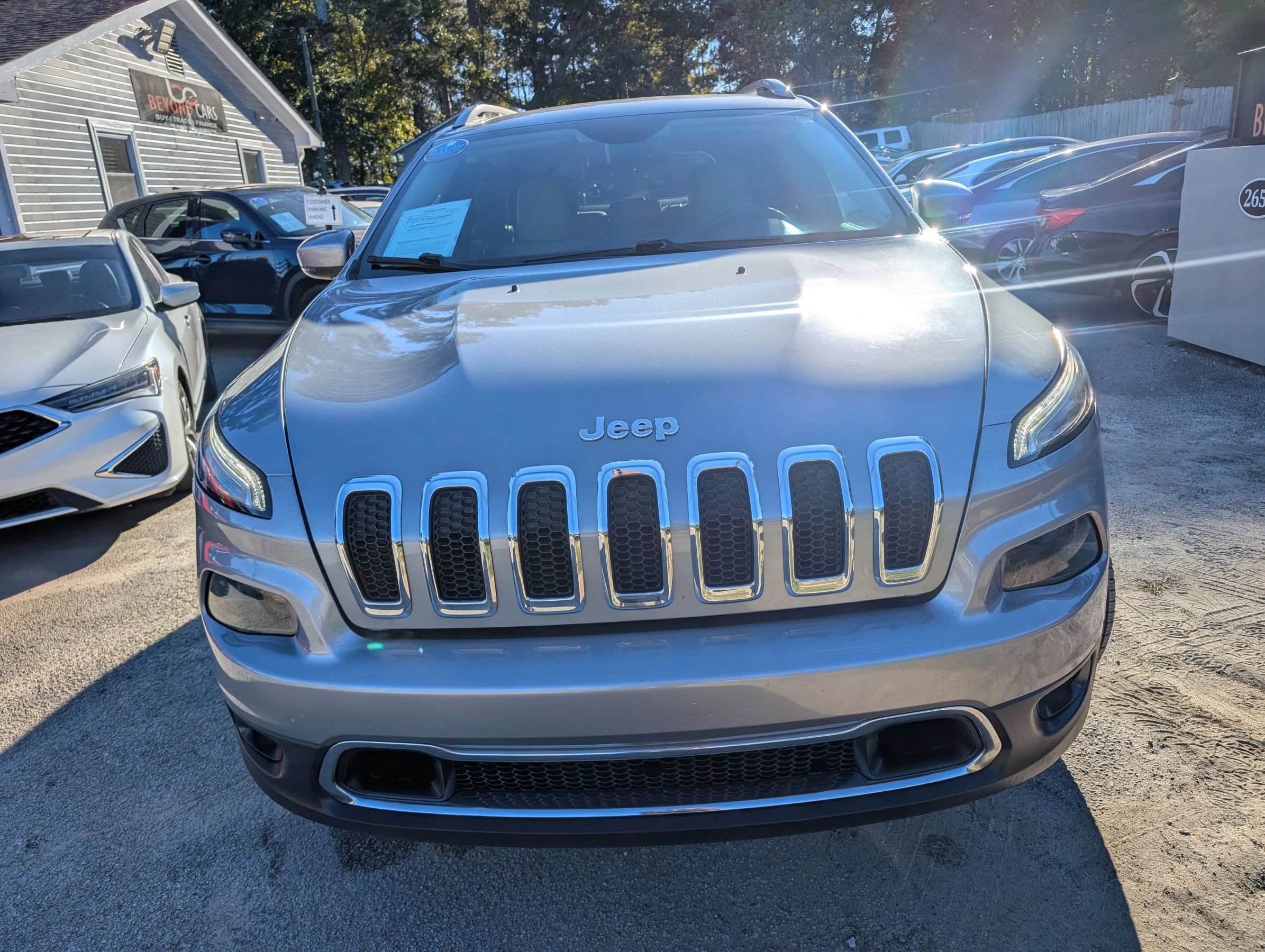 Used 2017 Jeep Cherokee Limited w/ Luxury Group AWD/4WD image 2