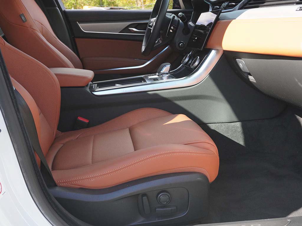 Used 2024 Jaguar XF R-Dynamic SE RWD image 30