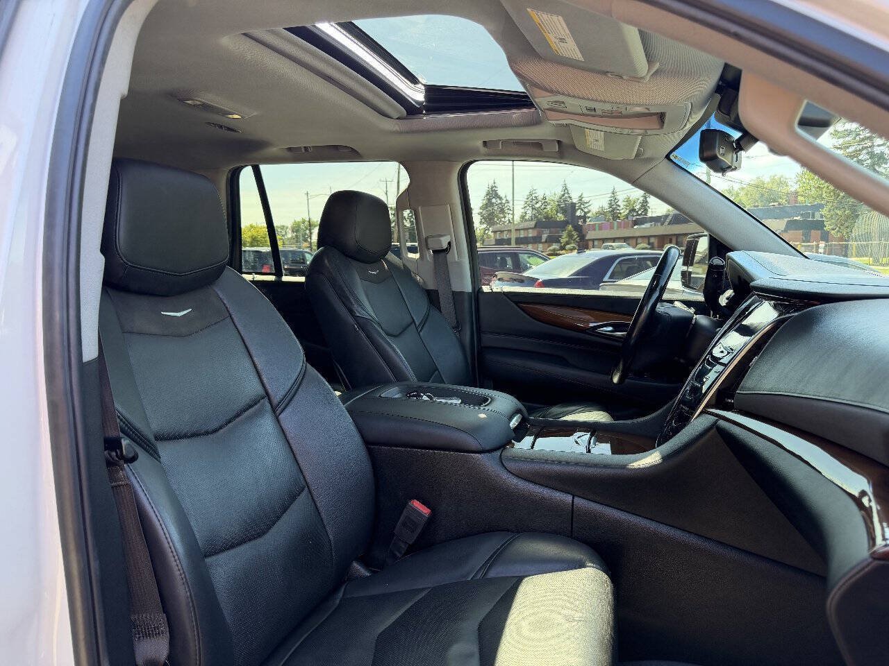 Used 2018 Cadillac Escalade Luxury AWD/4WD image 9