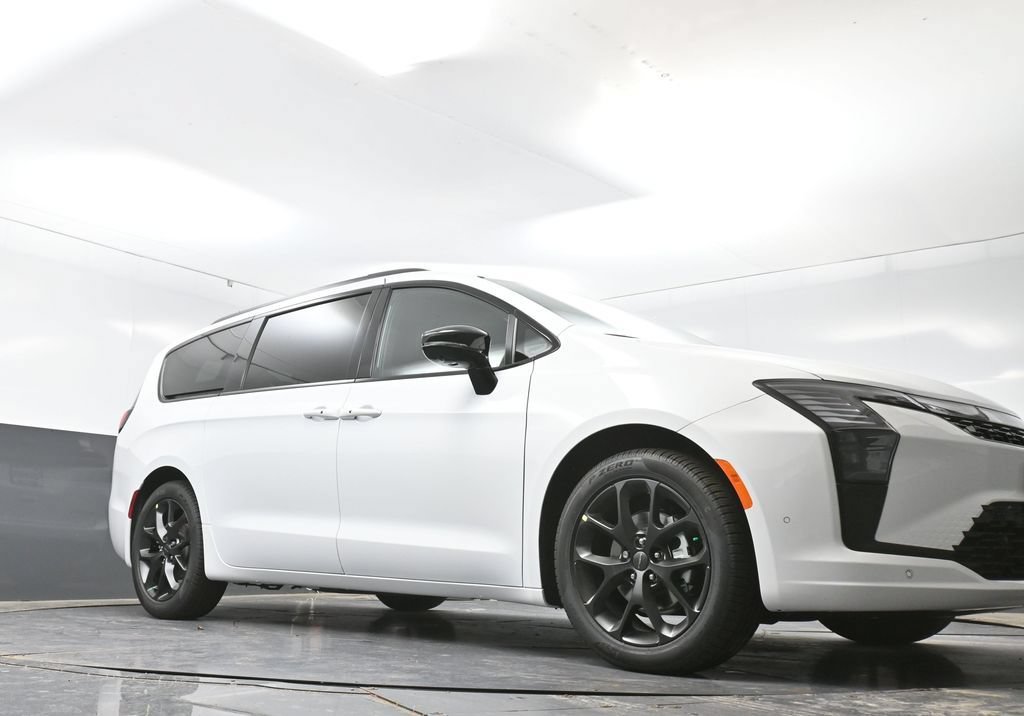 New 2027 Chrysler Pacifica Limited FWD image 43