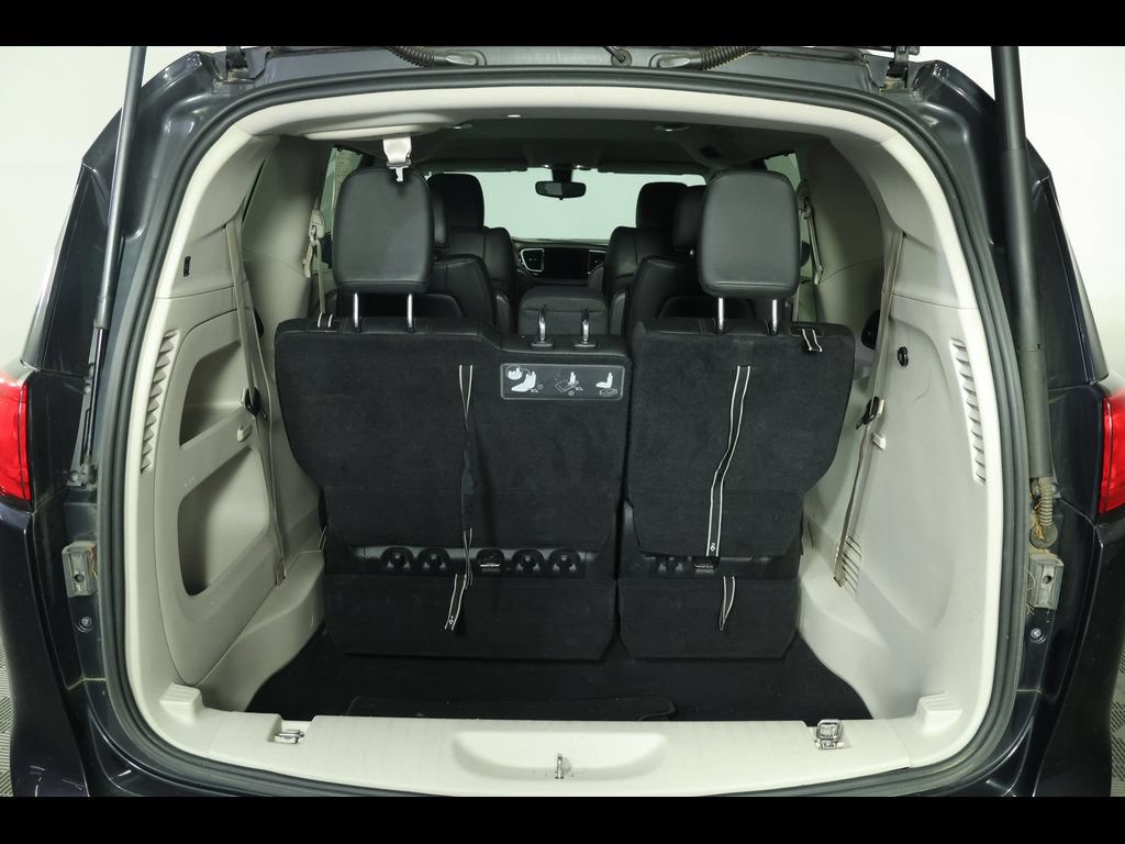 Used 2018 Chrysler Pacifica Touring-L w/ Premium Audio Group FWD image 12