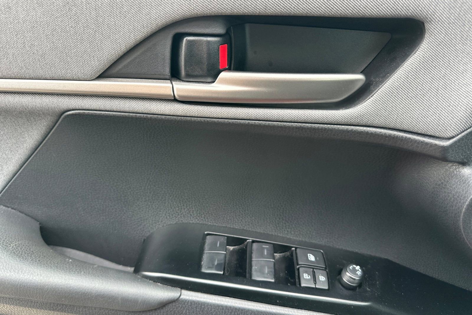 Used 2025 Toyota Camry LE image 11