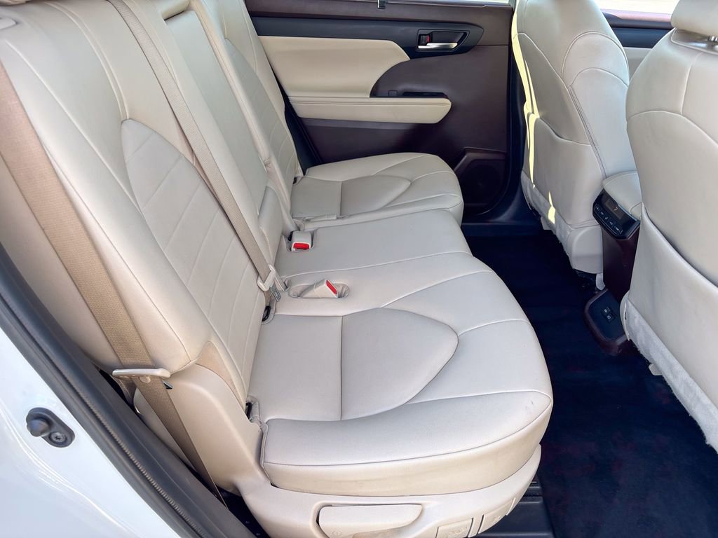 Used 2022 Toyota Highlander XLE AWD/4WD image 42