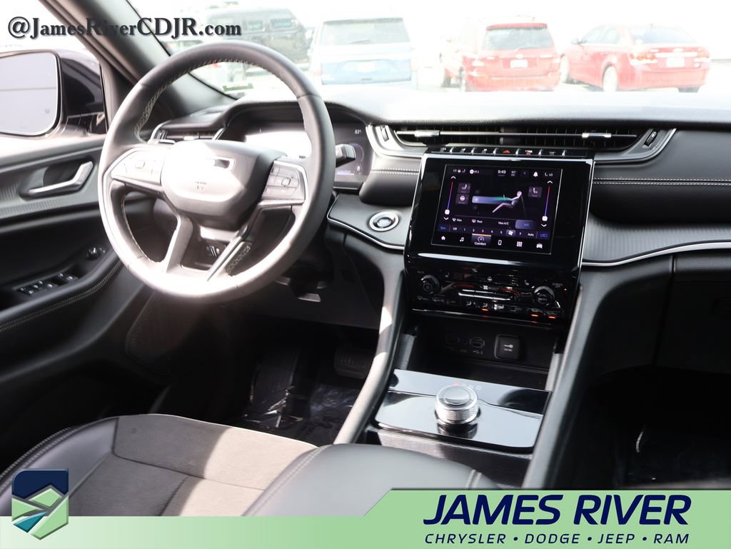 Used 2025 Jeep Grand Cherokee Altitude AWD/4WD image 13