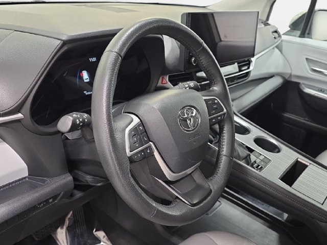 Certified 2025 Toyota Sienna XLE FWD image 12