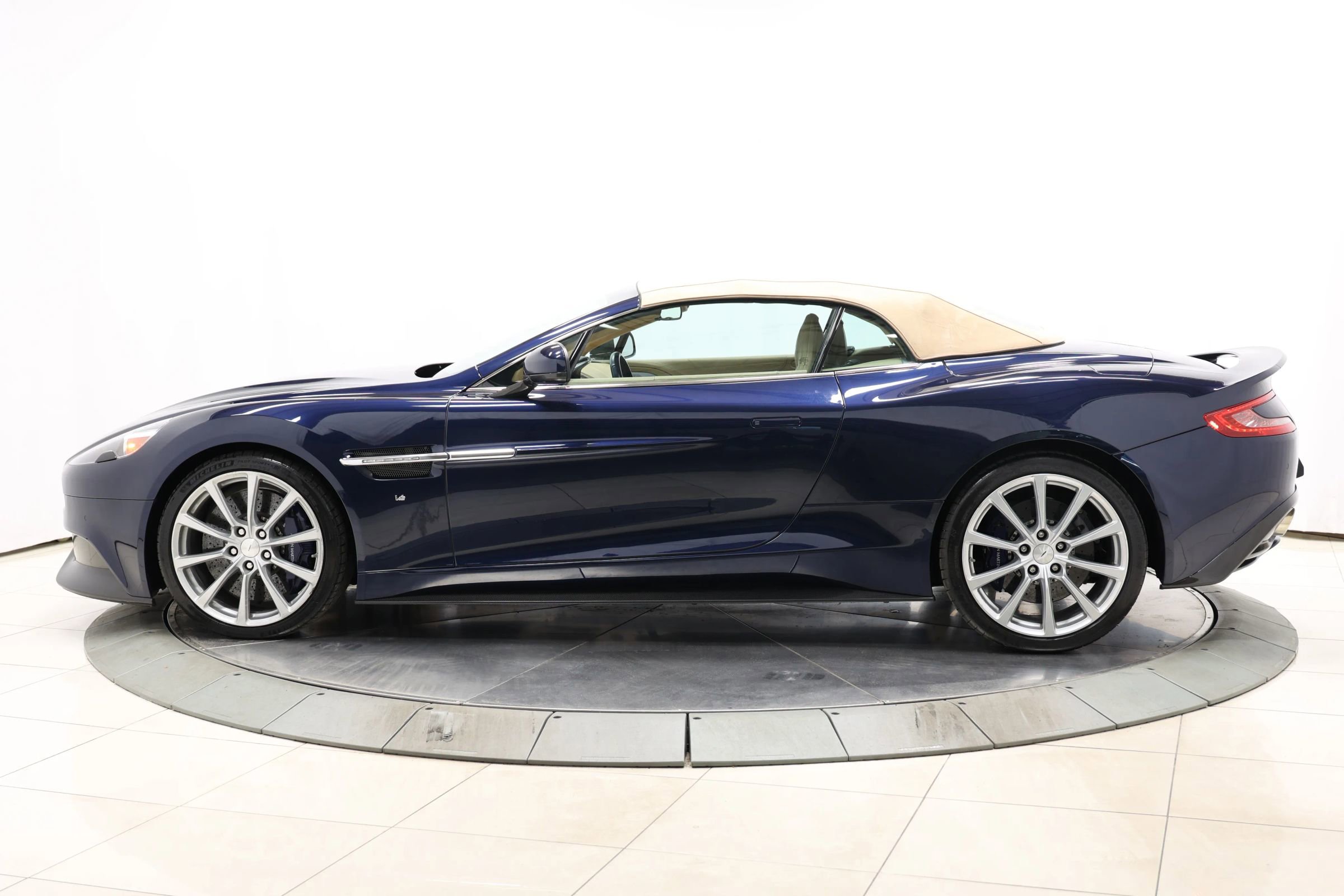 Used 2016 Aston Martin Vanquish Volante image 8