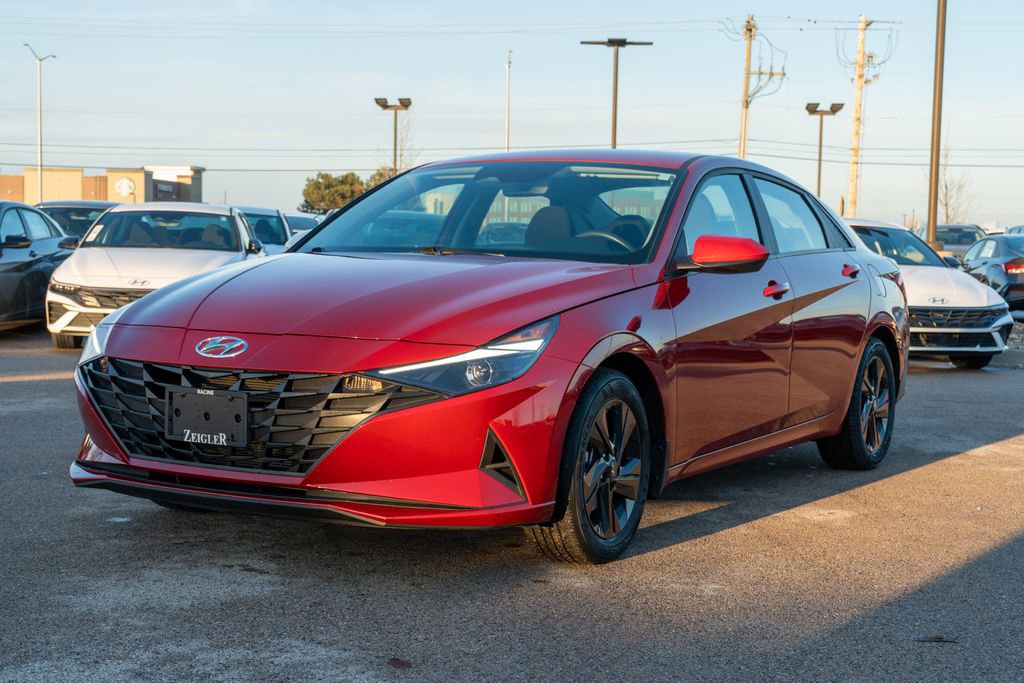 Certified 2023 Hyundai Elantra SEL w/ Preferred Accessory Package image 3