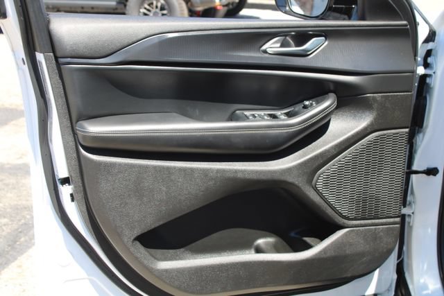 Used 2025 Jeep Grand Cherokee Altitude RWD image 12
